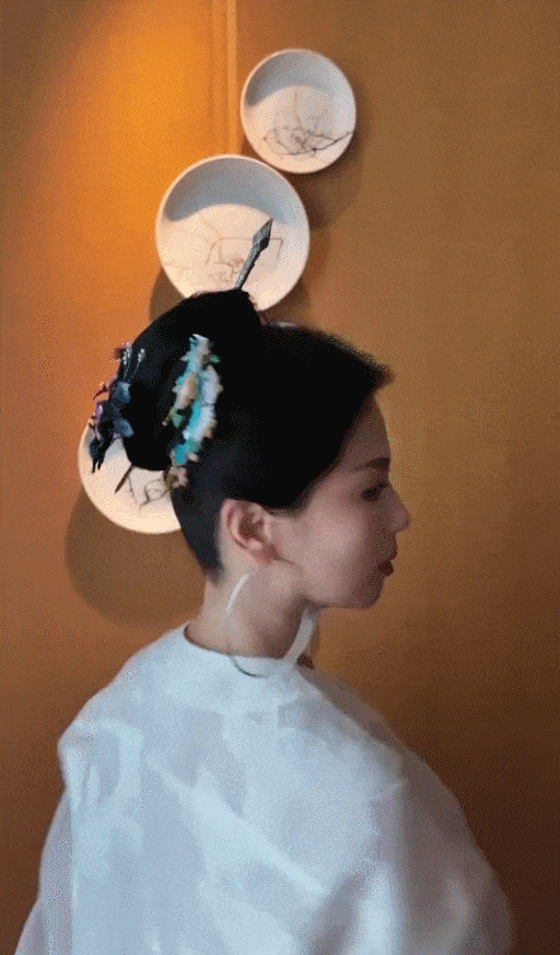 刘涛佩戴福州“三条簪”英姿飒爽。