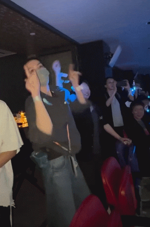 56岁王菲在台下听男友谢霆锋唱二人定情曲《玉蝴蝶》。