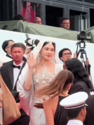 62岁阿汤哥和34岁赵樱子握手，阿汤哥一脸褶子，赵樱子姿态卑微封面图